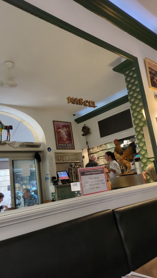 Détail de la salle et du comptoir du bistrot Marcel