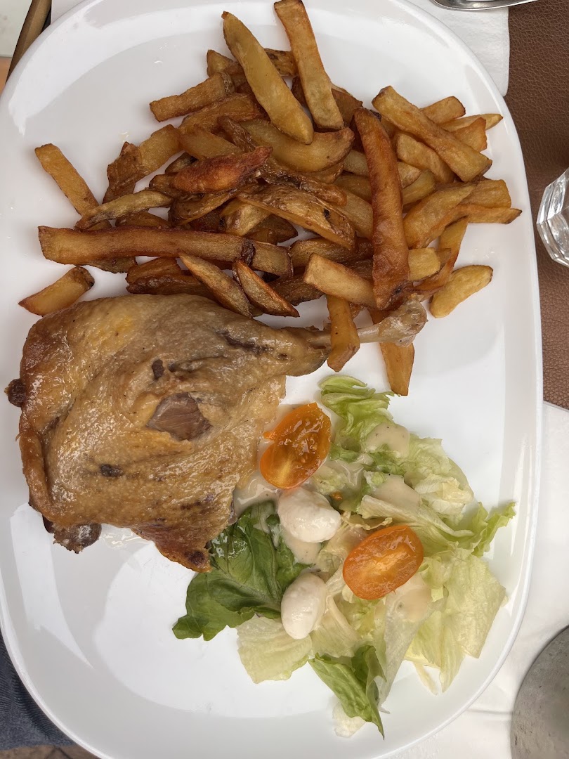 Volaille rôtie, frites et salade dans une assiette blanche
