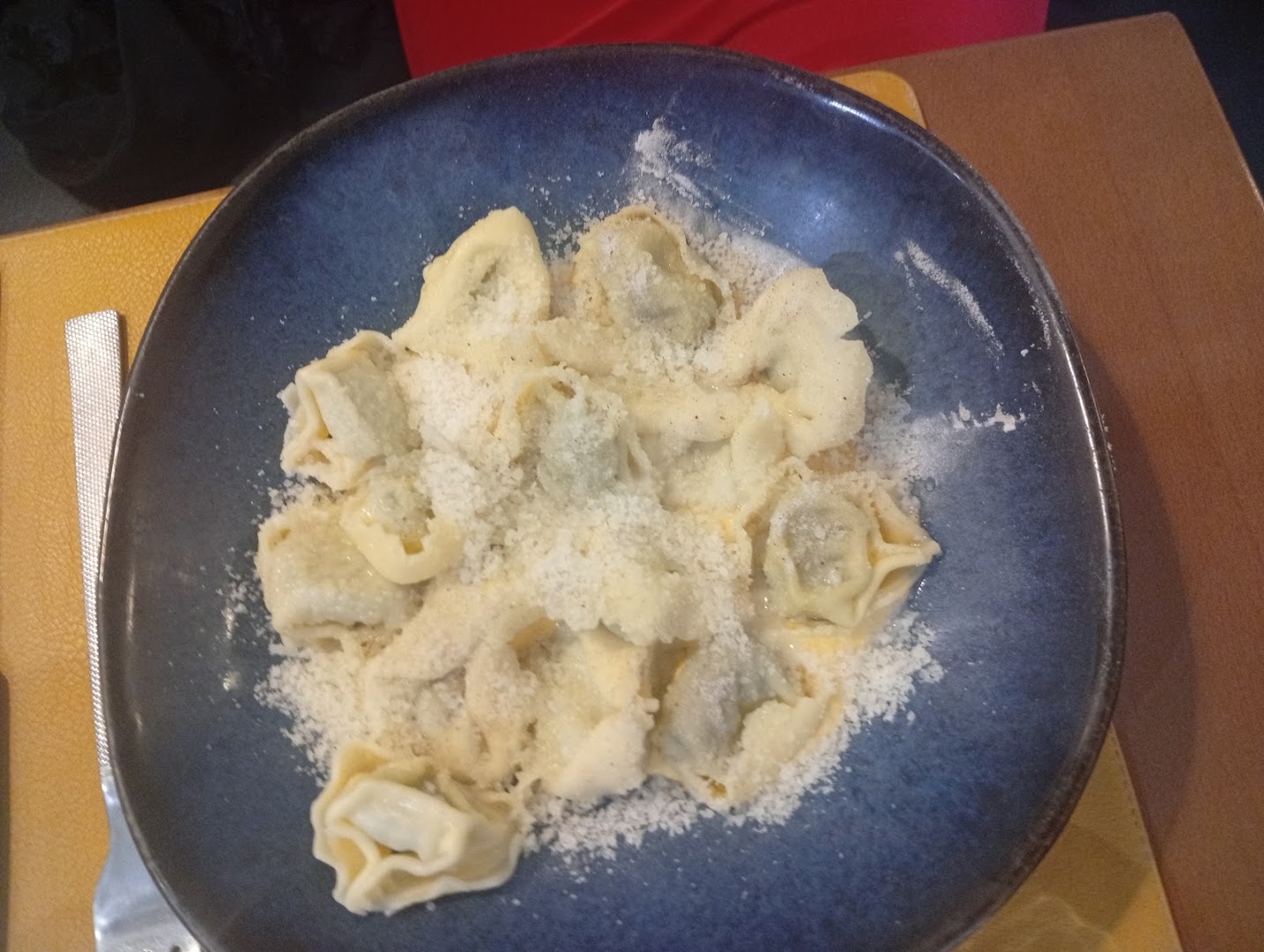Ravioles servies dans une assiette sombre