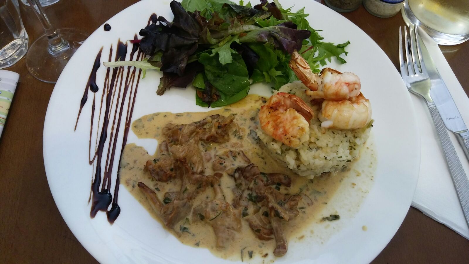 Plat avec viande en sauce, garniture et salade