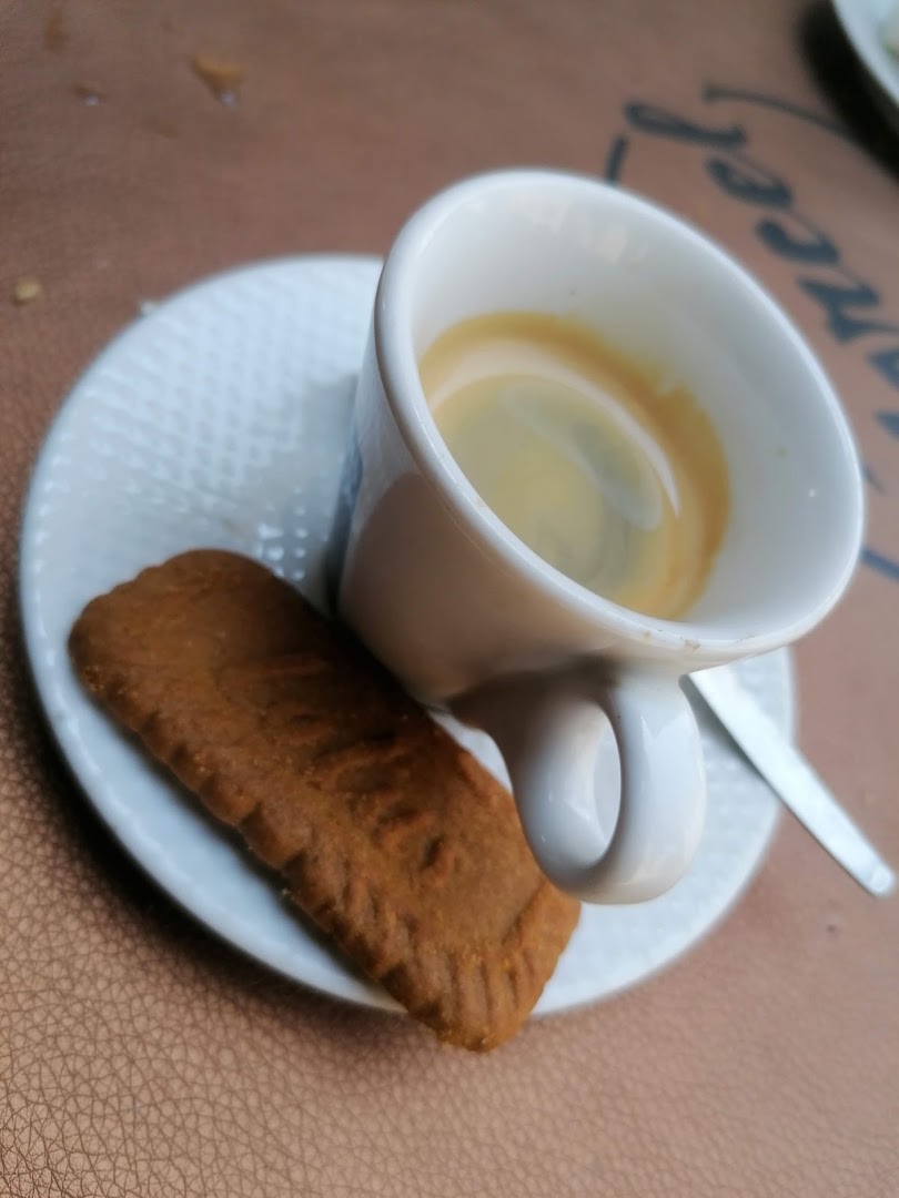 Café et biscuit sur une table