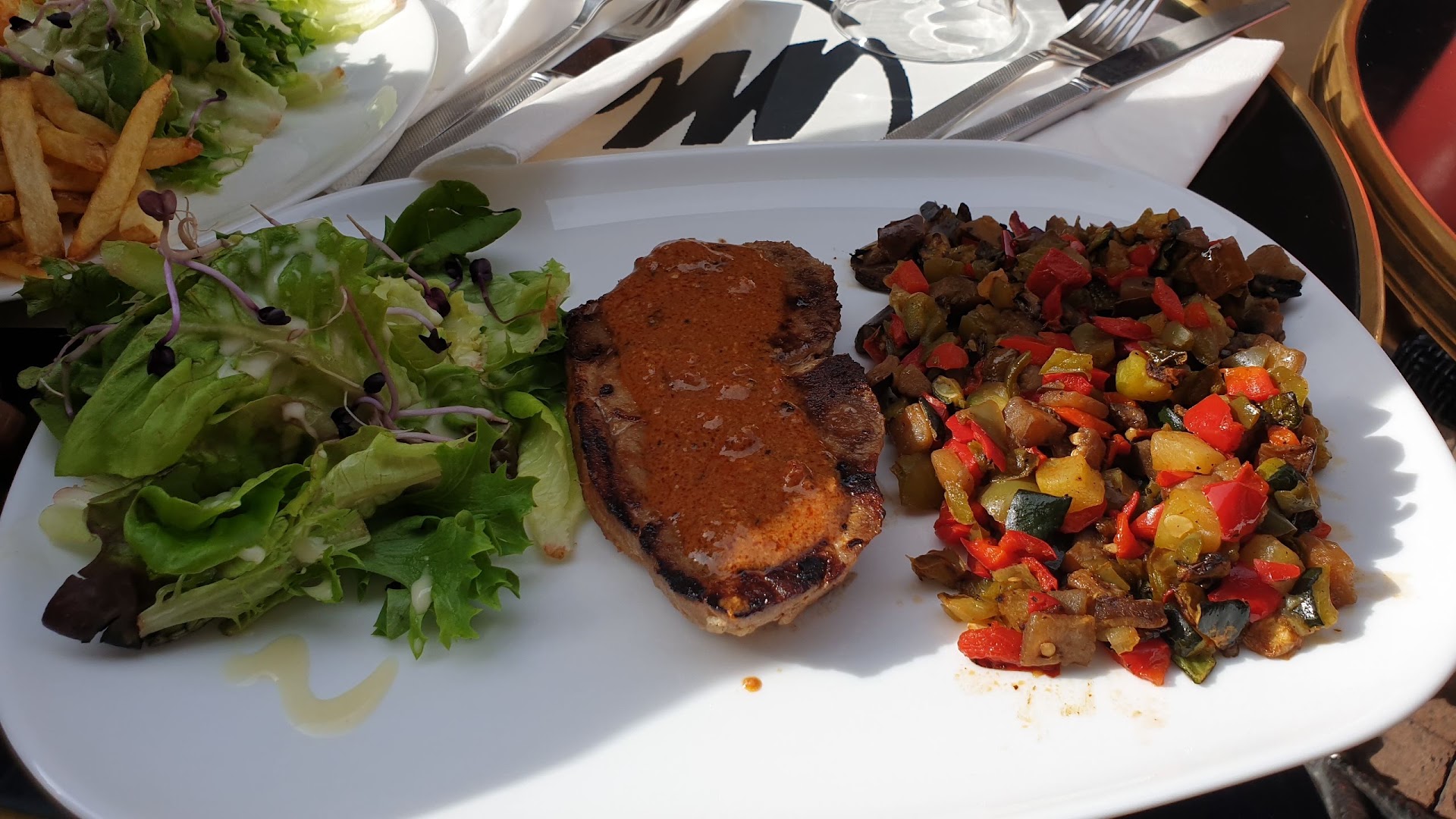 Assiette de bistrot avec viande, salade et légumes chez Marcel